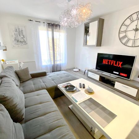 Le Cafe Charmant, Appartement Dans Immeuble Avec Parking Barriere, Balcon LʼArbresle Exteriér fotografie